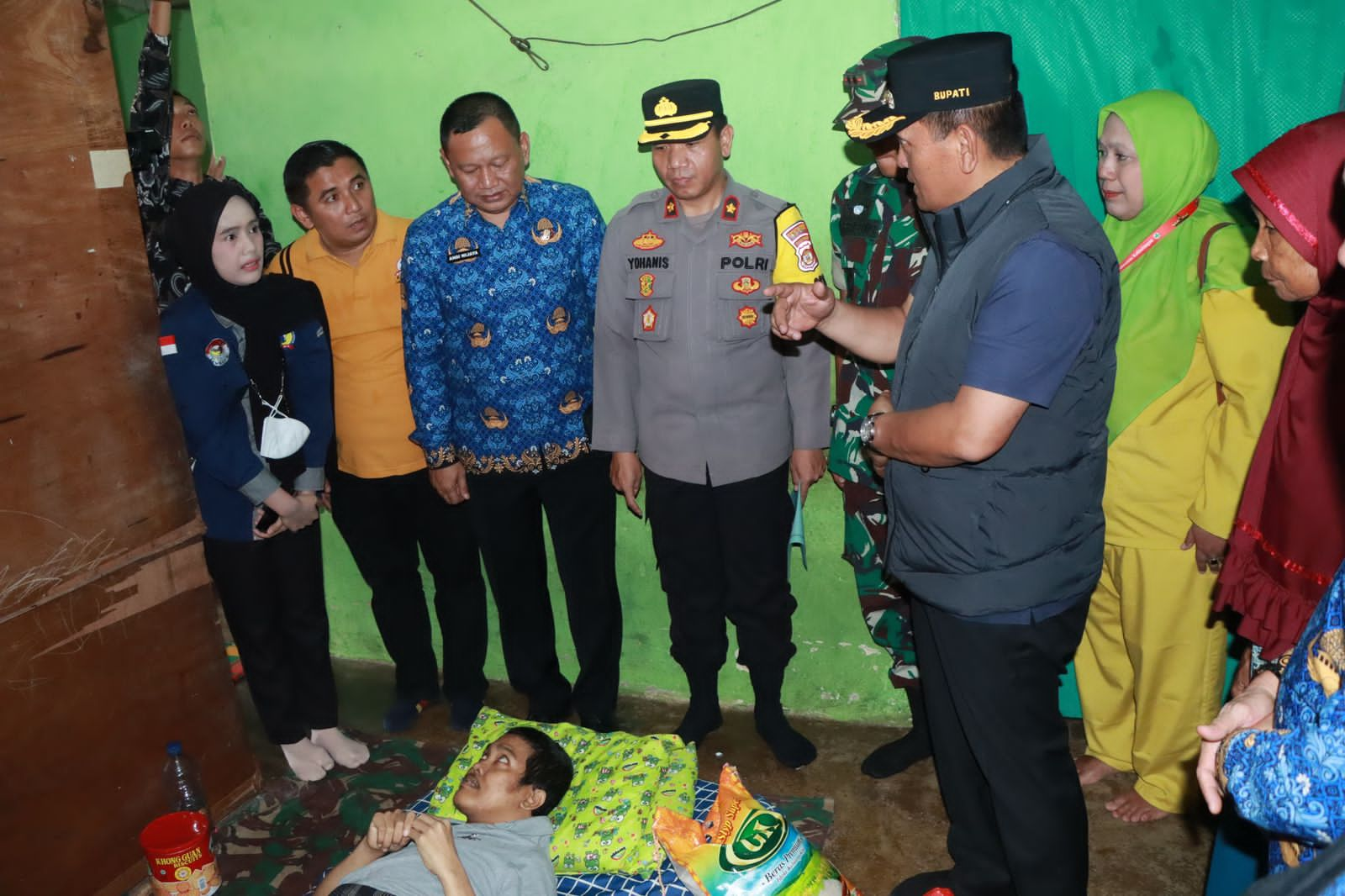 Kapolres Diwakili Wakapolres Lampung Utara Kompol Yohanis, S.H,. M,H Bersama Forkompimda Lampura Sambangi Warga Lumpuh di Desa Abung Jayo