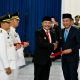 PJ Gubernur Bey Machmudin Serahkan Surat Keputusan Perpanjangan Masa Jabatan Penjabat Bupati Garut, Barnas Adjidin