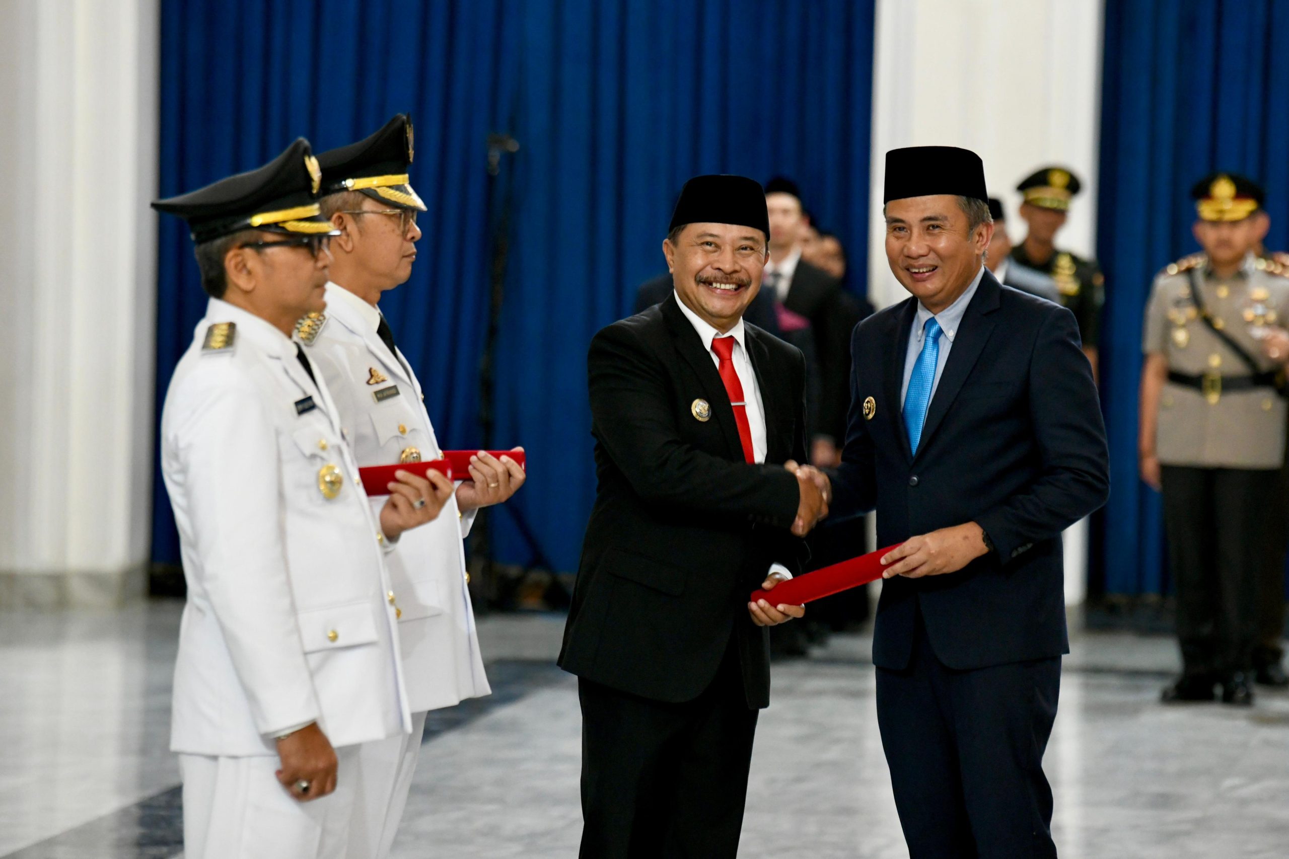 PJ Gubernur Bey Machmudin Serahkan Surat Keputusan Perpanjangan Masa Jabatan Penjabat Bupati Garut, Barnas Adjidin