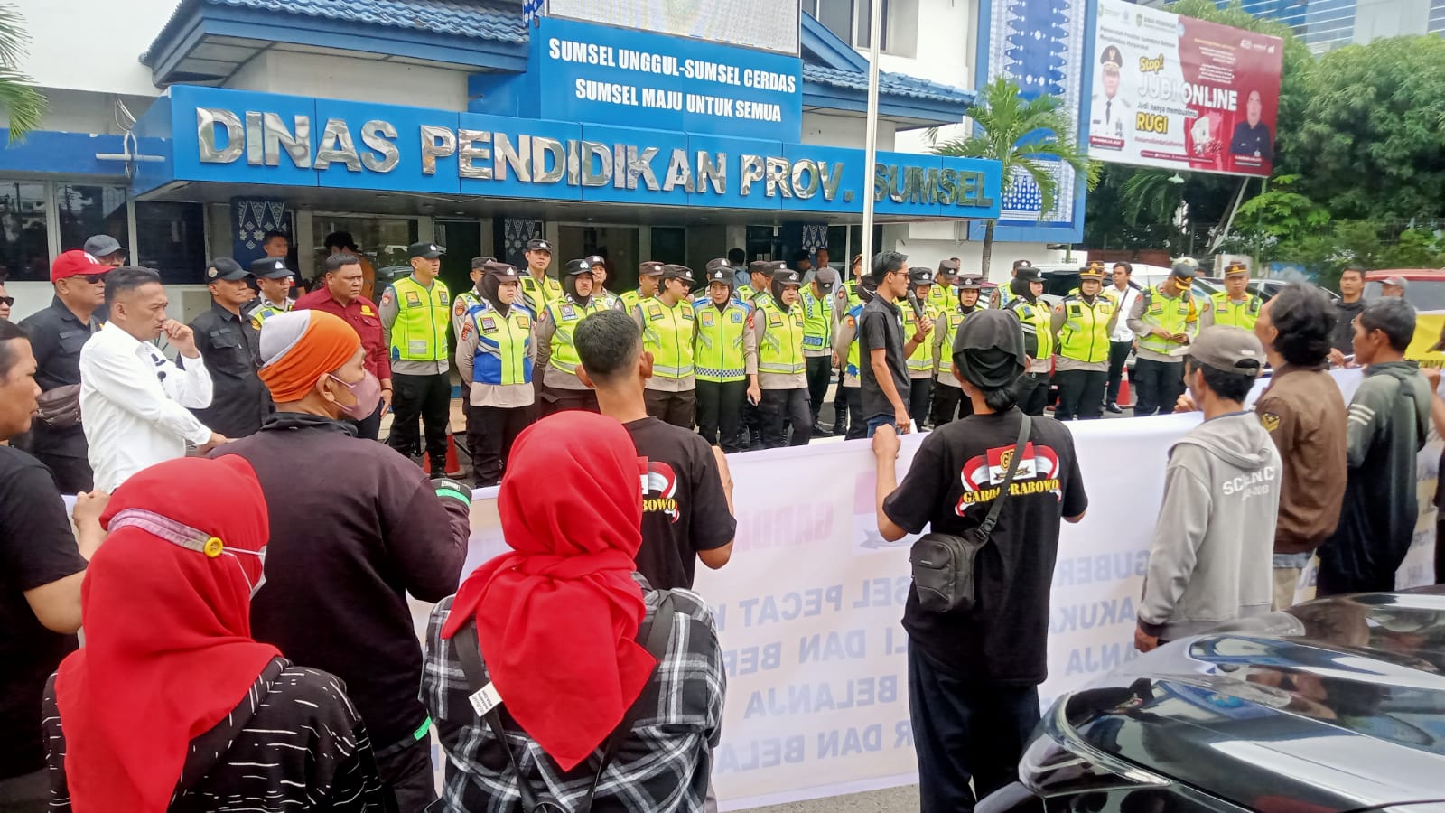 Tidaklanjuti Masalah Dugaan Korupsi SMKN 3 OKU, Puluhan Massa Garda Prabowo Unjukrasa Ke Disdik dan Kantor Gubernur Provinsi Sumsel