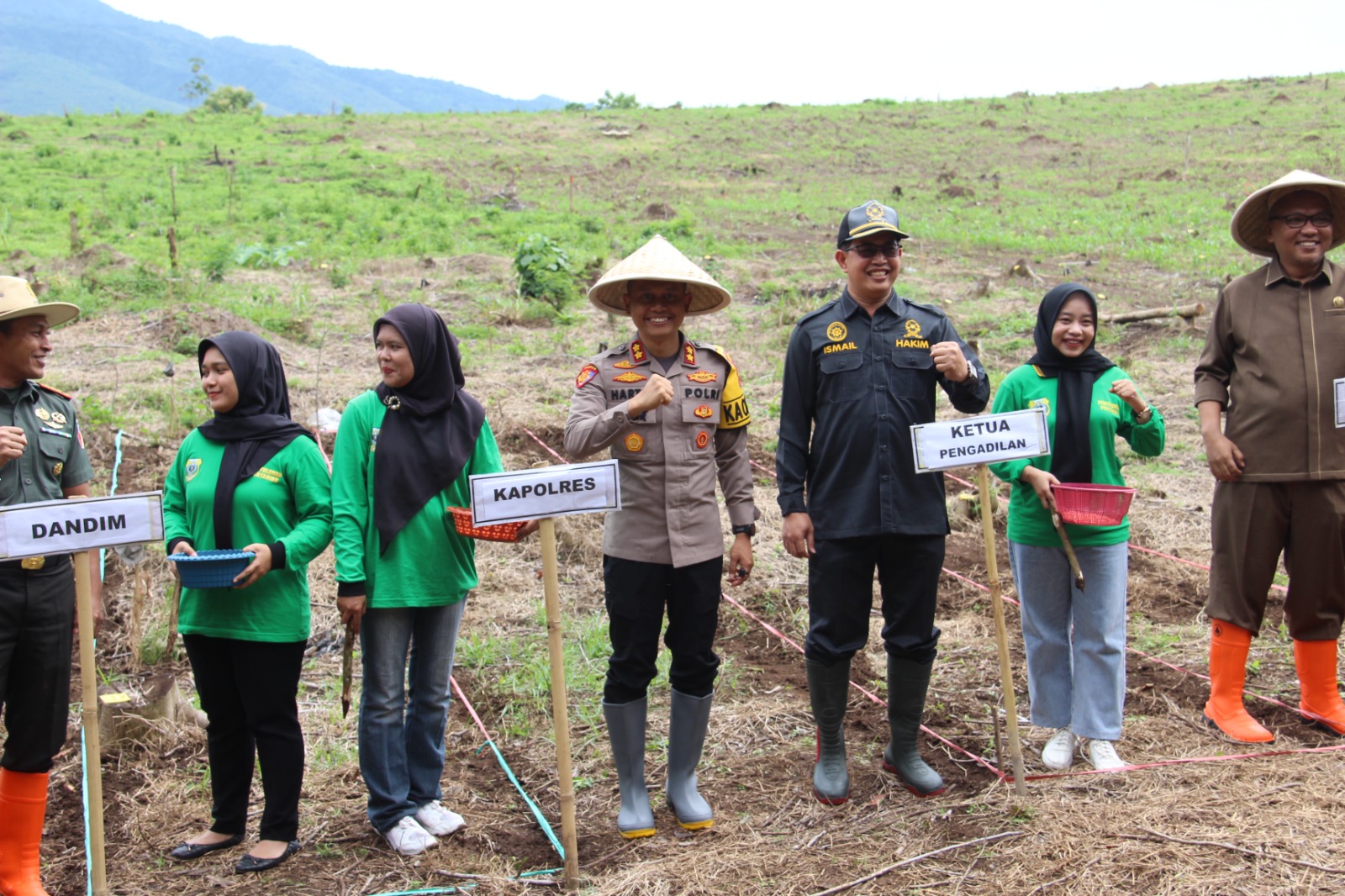 Polres Bondowoso Laksanakan Penanaman Jagung Serentak di Lahan 1 Juta Hektar