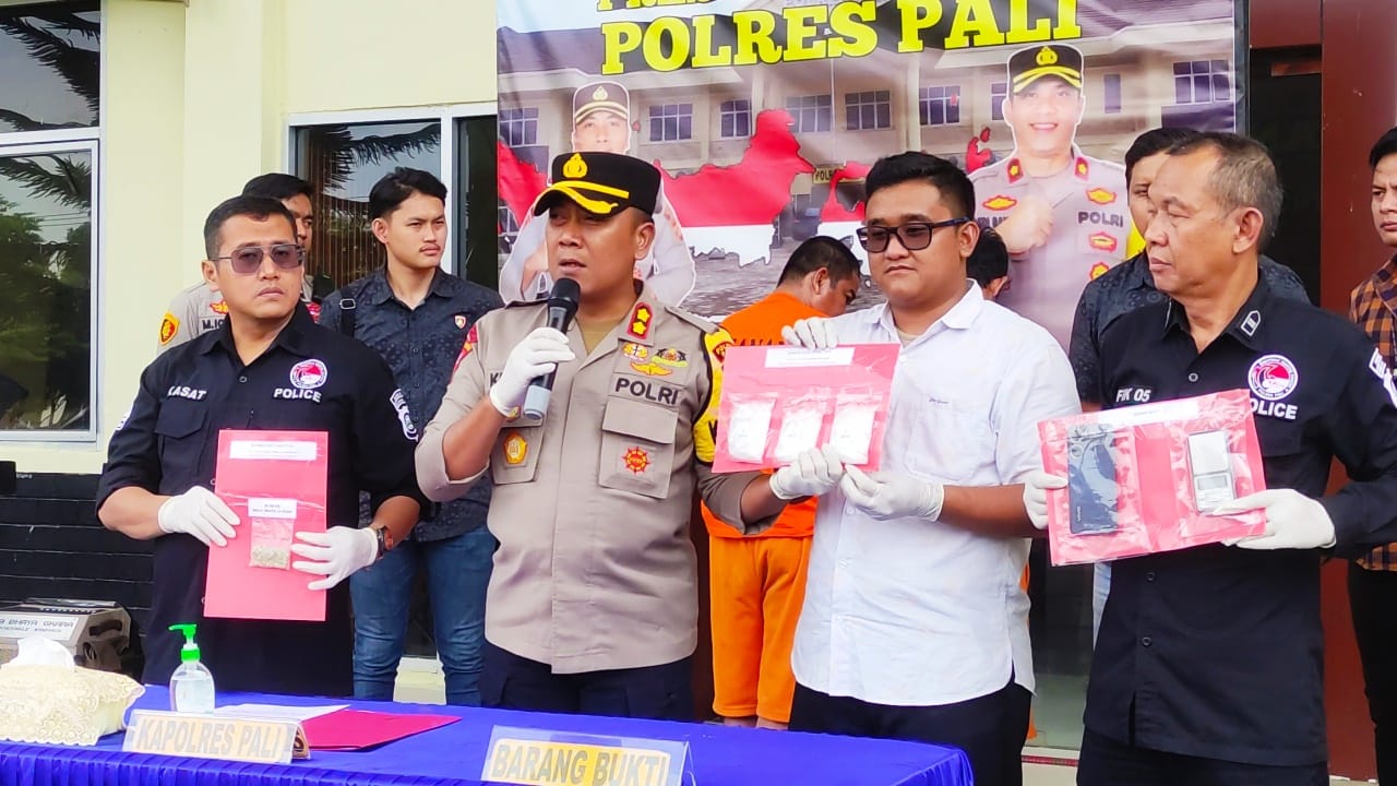 Satuan Reserse Narkoba Polres PALI Berhasil Amankan Dua Orang Terduga Pengedar Narkoba BC (36) dan ZK (40) Warga Dusun 1 Desa Air Itam Timur