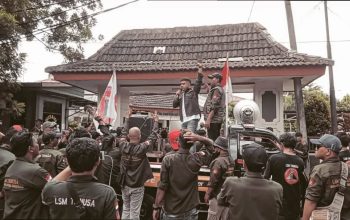 LSM Triga Nusantara (Trinusa) Gelar Aksi Demonstrasi Sebut Pengangkatan Plt Dirus PDAM Tirta Bhagasasi Cacat Prosedur