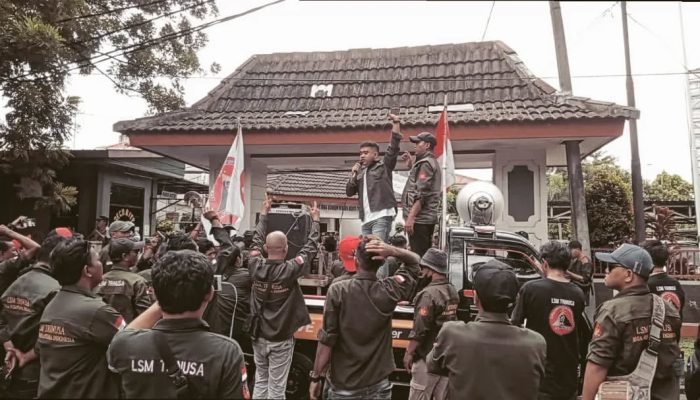 LSM Triga Nusantara (Trinusa) Gelar Aksi Demonstrasi Sebut Pengangkatan Plt Dirus PDAM Tirta Bhagasasi Cacat Prosedur