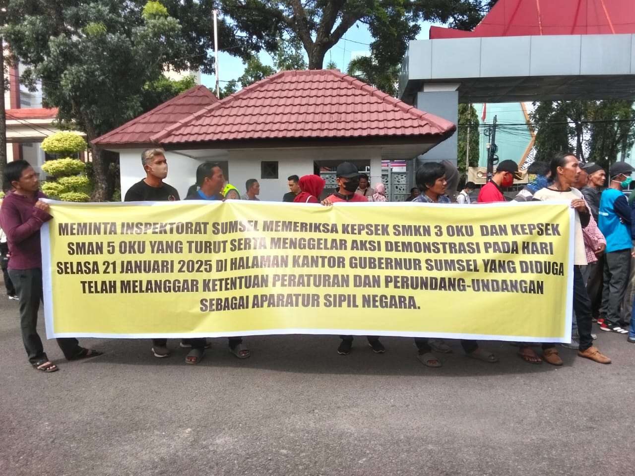 Gabungan Aktivis Dan LSM Sumatera Selatan Unjukrasa ke Kantor Gubernur, Minta Pecat Kepala SMKN 3 OKU dan Kepala SMAN 5 OKU