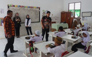 Polres PALI Menggelar kegiatan Sosial Dengan Membagikan 60 Paket Makan Siang Gratis kepada Siswa-Siswi Sekolah Dasar