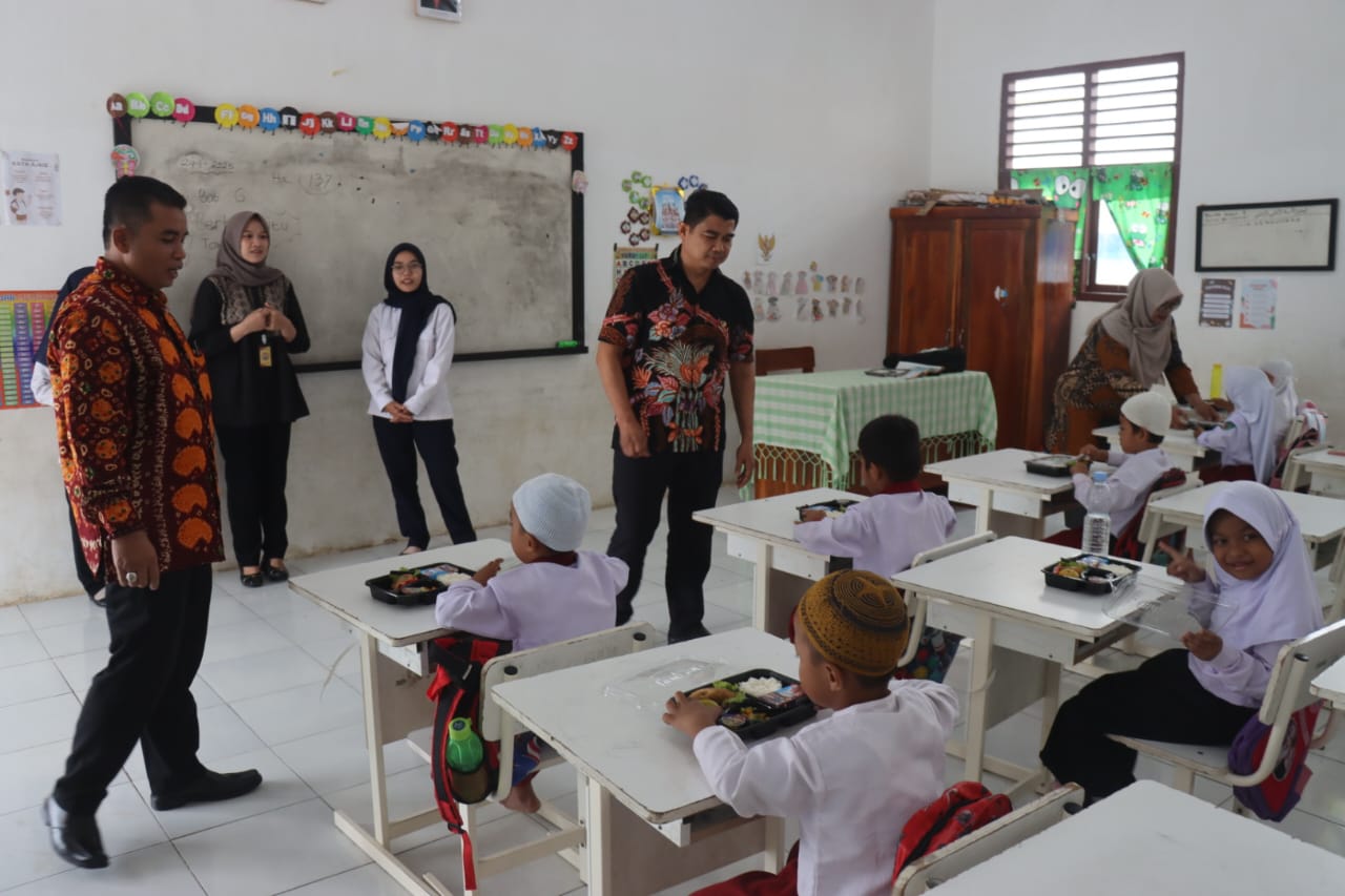 Polres PALI Menggelar kegiatan Sosial Dengan Membagikan 60 Paket Makan Siang Gratis kepada Siswa-Siswi Sekolah Dasar