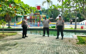 Polsek Cibarusah Laksanakan Pengamanan di Water Park Boom Boom Selama Libur Panjang