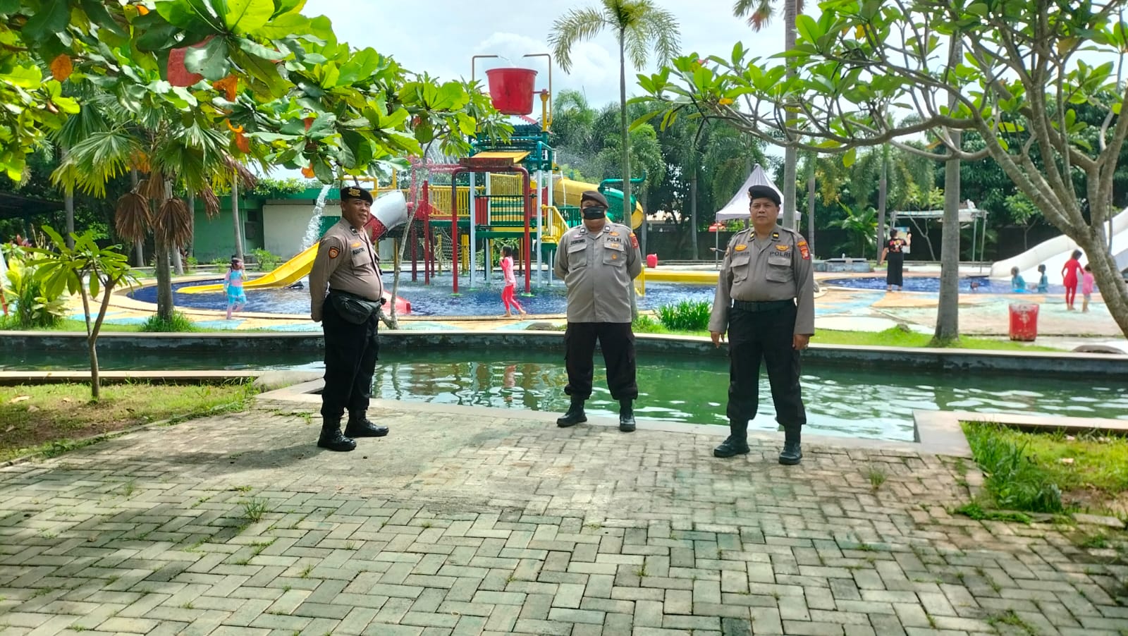 Polsek Cibarusah Laksanakan Pengamanan di Water Park Boom Boom Selama Libur Panjang