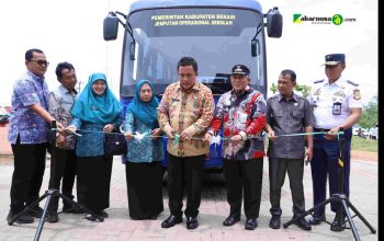 Pj Bupati Bekasi Resmikan Bus Sekolah, Taman Aku Hati PKK, dan Buka Lomba Kebut Dayung di Muaragembong