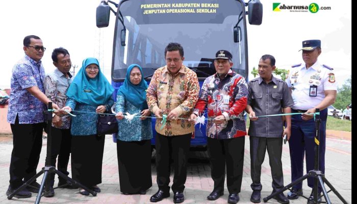 Pj Bupati Bekasi Resmikan Bus Sekolah, Taman Aku Hati PKK, dan Buka Lomba Kebut Dayung di Muaragembong