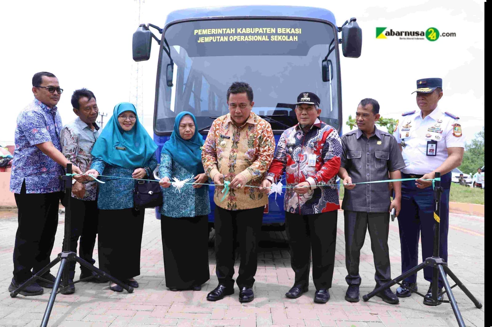 Pj Bupati Bekasi Resmikan Bus Sekolah, Taman Aku Hati PKK, dan Buka Lomba Kebut Dayung di Muaragembong