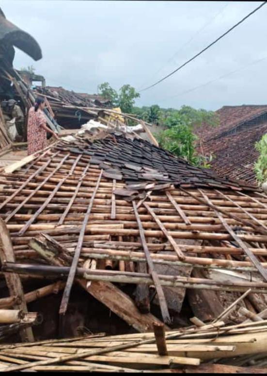 Rumah Roboh di Pasir Samida, Warga Selamat, Kerugian Capai Rp60 Juta