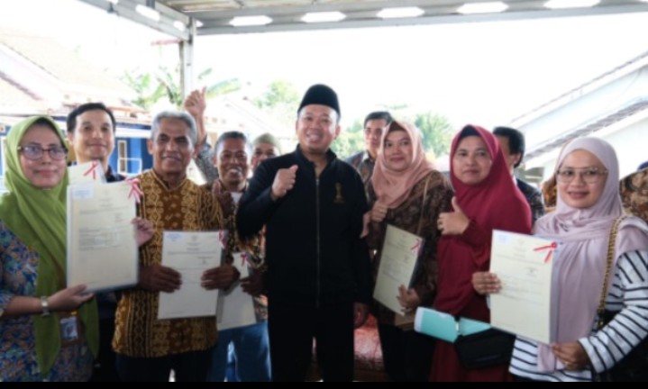 Serahkan Sertipikat Elektronik ke Rumah Warga Manggar Kota Balikpapan, Menteri Nusron Pastikan Tidak Ada Hambatan pada PTSL