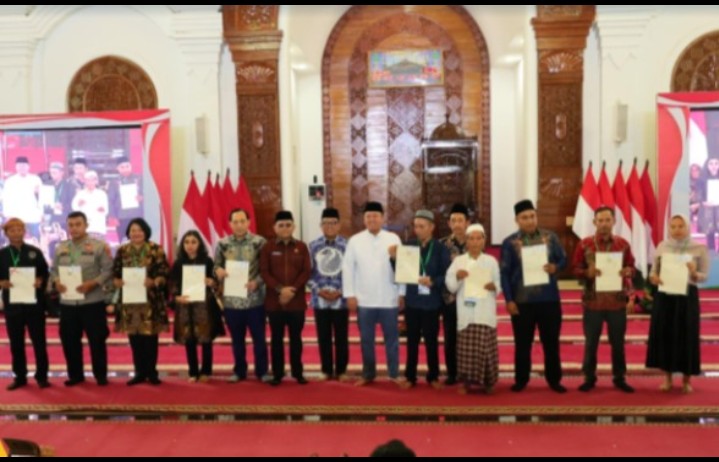 Serahkan 1.334 Sertipikat se-Banten, Menteri Nusron Komitmen Tingkatkan Sertipikasi Tanah Wakaf dan Rumah Ibadah