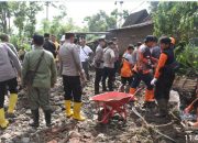 Polres Bondowoso Kerahkan 100 Personil Bantu Penanganan Pascabencana Banjir Bandang Maesan