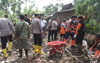 Polres Bondowoso Kerahkan 100 Personil Bantu Penanganan Pascabencana Banjir Bandang Maesan