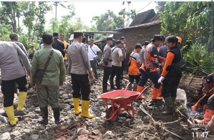 Polres Bondowoso Kerahkan 100 Personil Bantu Penanganan Pascabencana Banjir Bandang Maesan