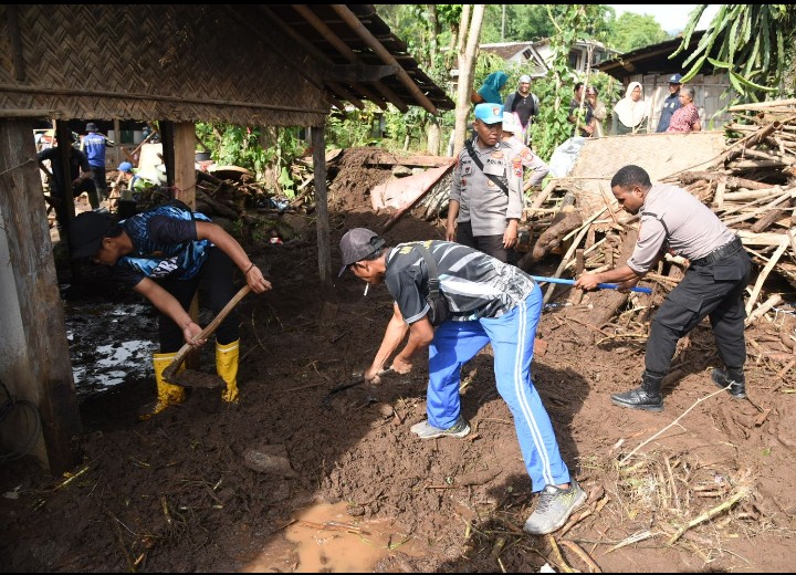 Polres Bondowoso Kerahkan 100 Personil Bantu Penanganan Pascabencana Banjir Bandang Maesan