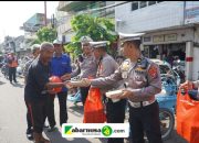 Jumat Berkah Polres Probolinggo Kota Berbagi Ratusan Nasi Bungkus di Pasar Baru