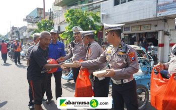 Jumat Berkah Polres Probolinggo Kota Berbagi Ratusan Nasi Bungkus di Pasar Baru