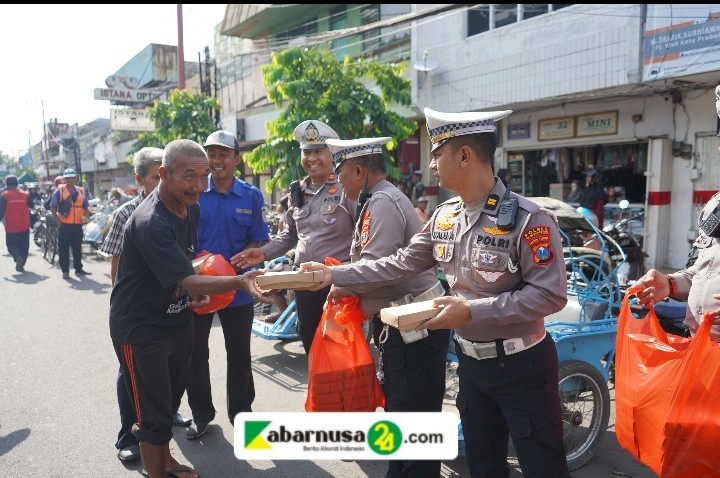 Jumat Berkah Polres Probolinggo Kota Berbagi Ratusan Nasi Bungkus di Pasar Baru