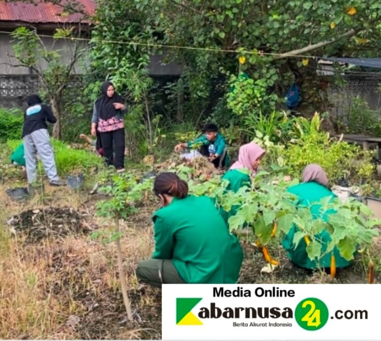 Aksi Bersih Kebun KWT Dalam Meningkatkan Hasil Pertanian di Gampong Dayah Teungku.