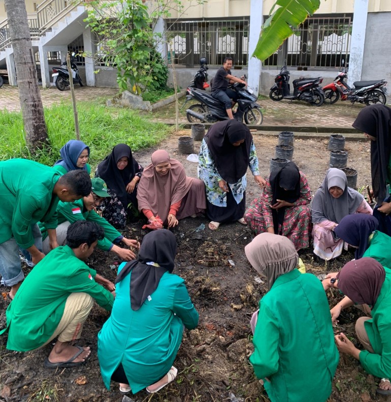 Apotek Hidup Sebagai Upaya Ketahanan Pangan Desa Cut Mamplam