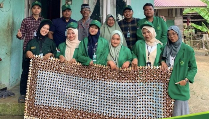 Mahasiswa KKN-PPM Kelompok 145 UNIMAL Mengikuti Edukasi Kreatif Limbah Sampah Kemasan Minuman Sachet Gampong Matang Meunye