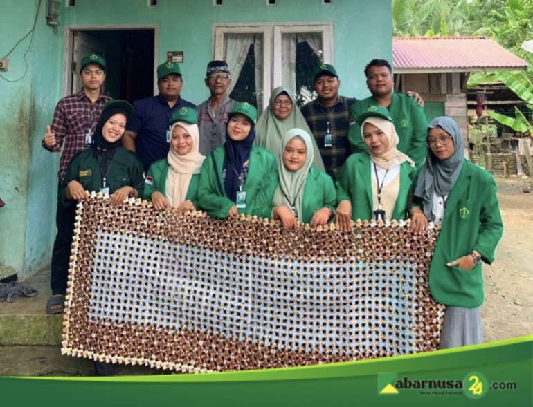 Mahasiswa KKN-PPM Kelompok 145 UNIMAL Mengikuti Edukasi Kreatif Limbah Sampah Kemasan Minuman Sachet Gampong Matang Meunye