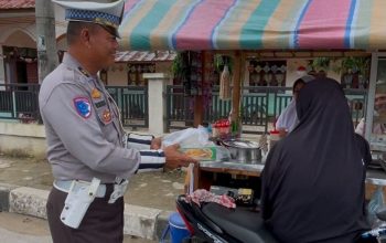 Satlantas Polres Aceh Timur Sentuh Masyarakat bagi-bagi Nasi Kotak Di Hari Jum’at Barkah