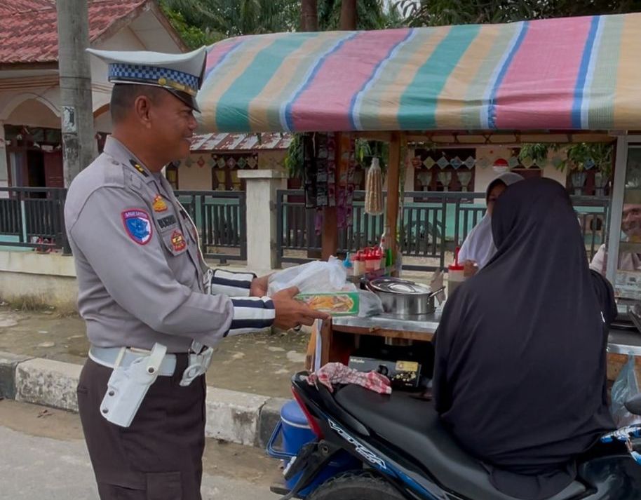 Satlantas Polres Aceh Timur Sentuh Masyarakat bagi-bagi Nasi Kotak Di Hari Jum'at Barkah