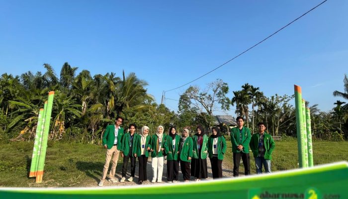 Mahasiswa KKN-PPM Bangun Gapura di Desa Tutong