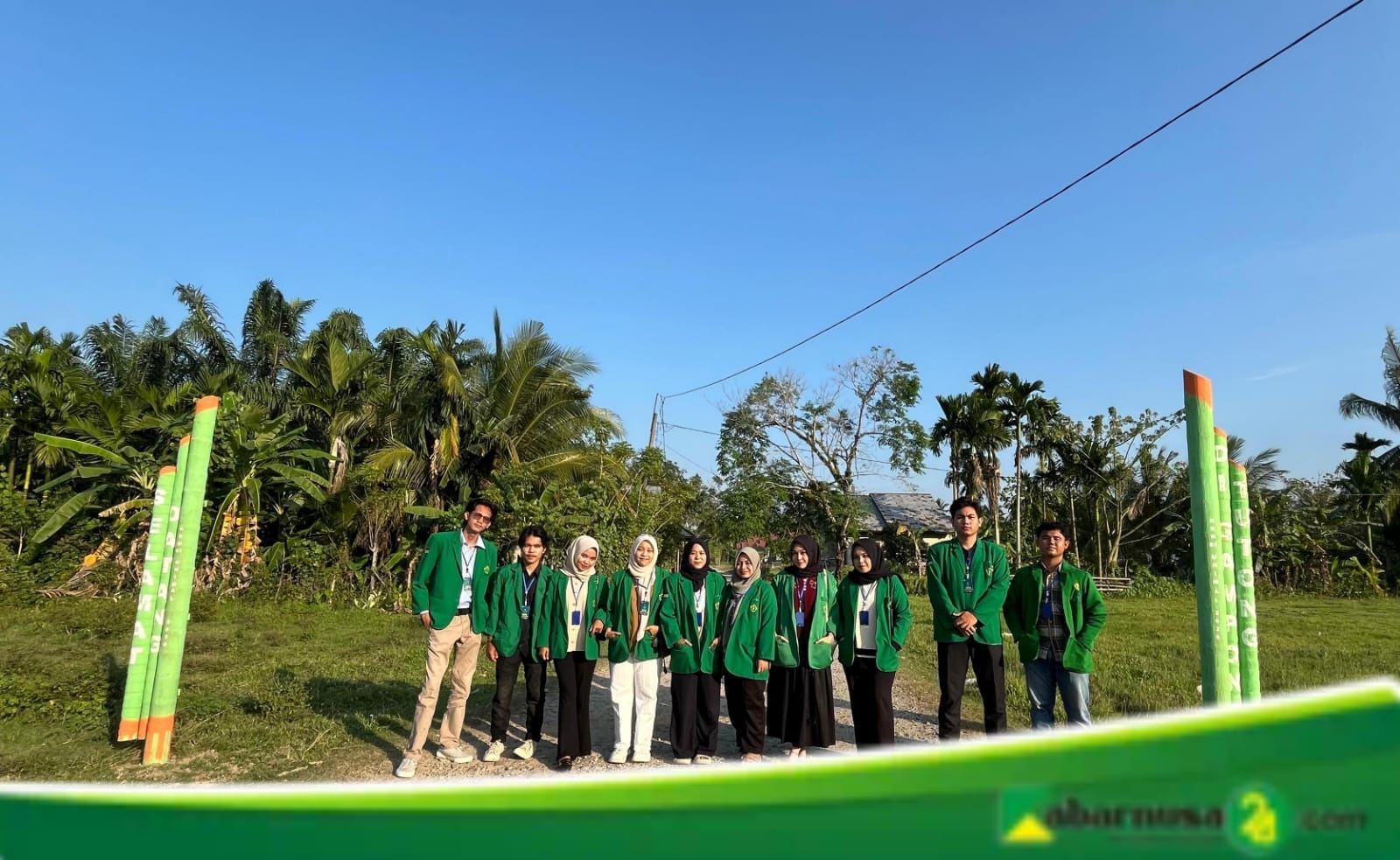Mahasiswa KKN-PPM Bangun Gapura di Desa Tutong