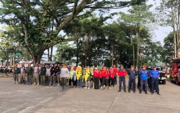 Dalam Rangka HJG Beberapa Intansi Pemerintah Kab.Garut Bersihkan Eceng Gondok di Situ Bagendit