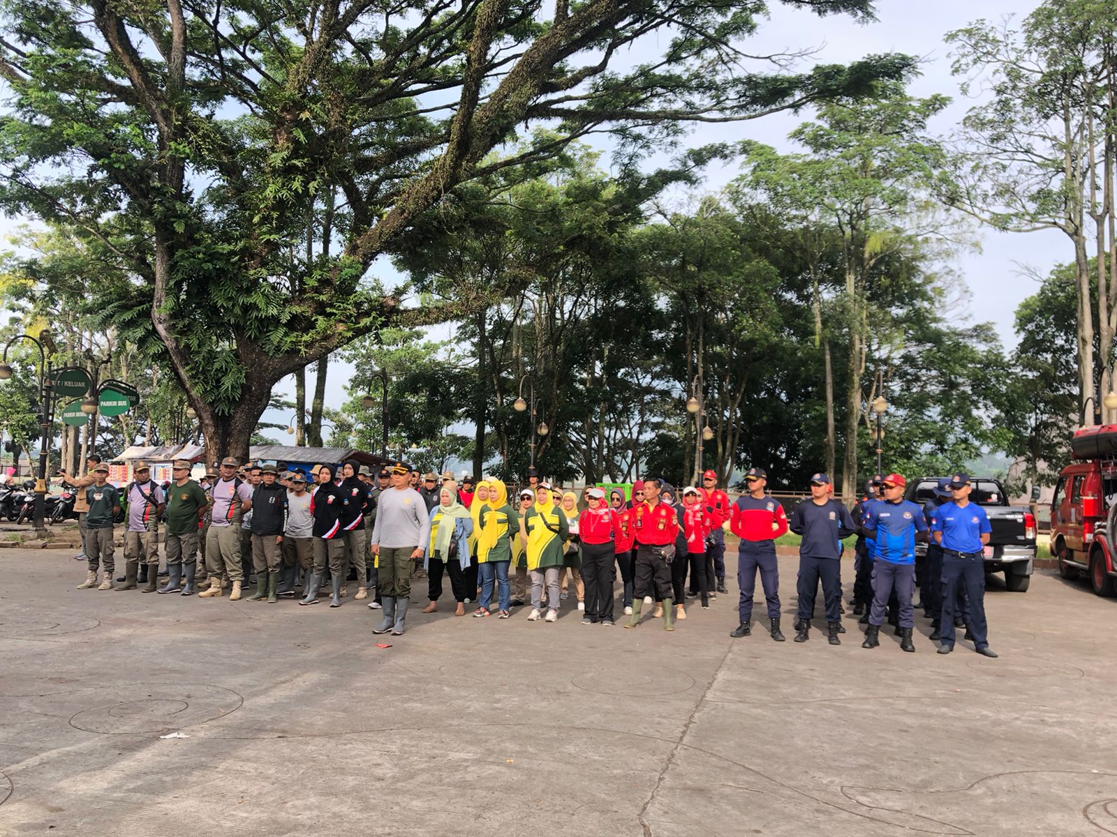 Dalam Rangka HJG Beberapa Intansi Pemerintah Kab.Garut Bersihkan Eceng Gondok di Situ Bagendit