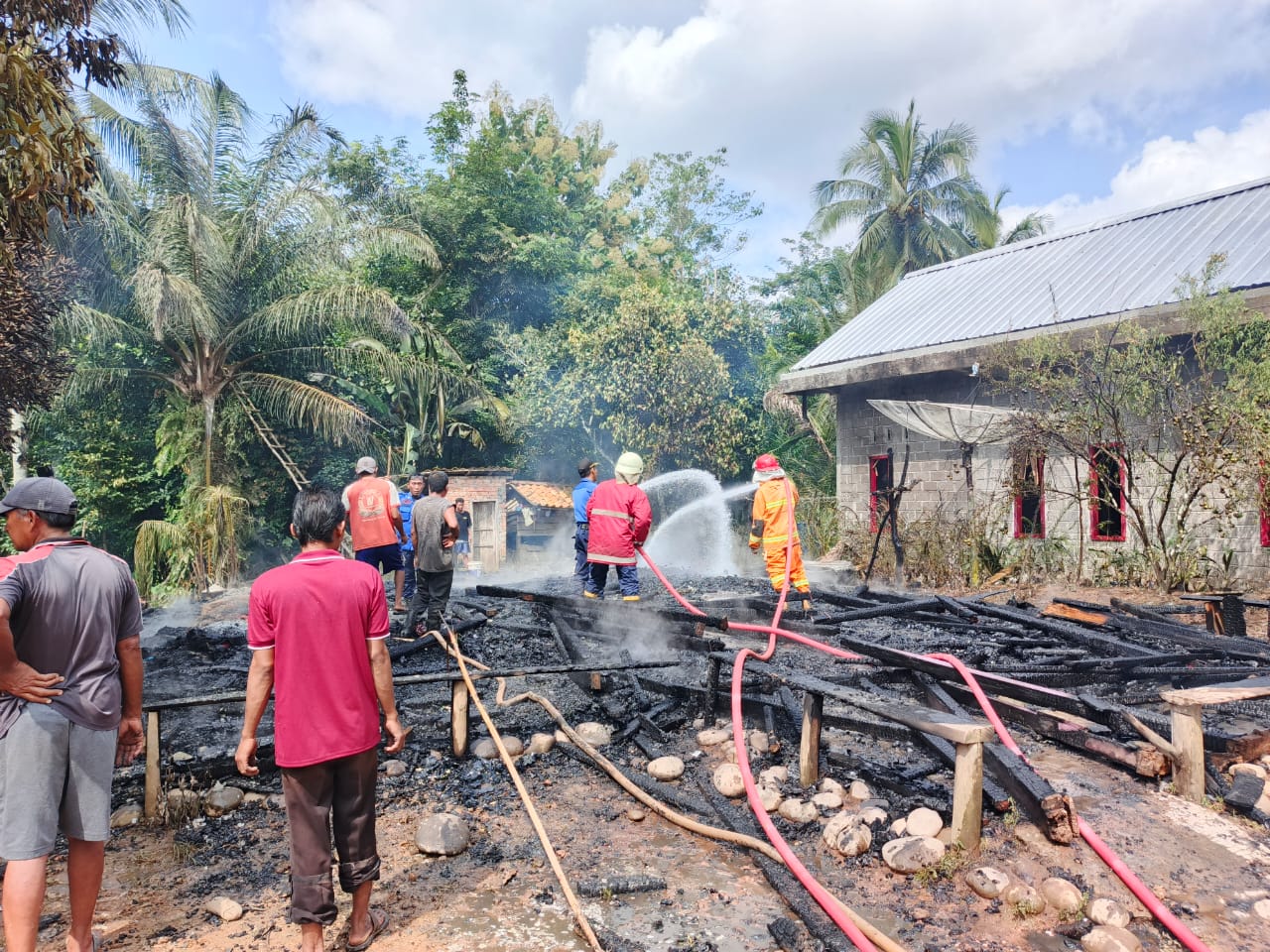 Kebakaran Rumah DI Desa  Benakat Minyak , KERUGIAN CAPAI Ratusan Juta Rupiah