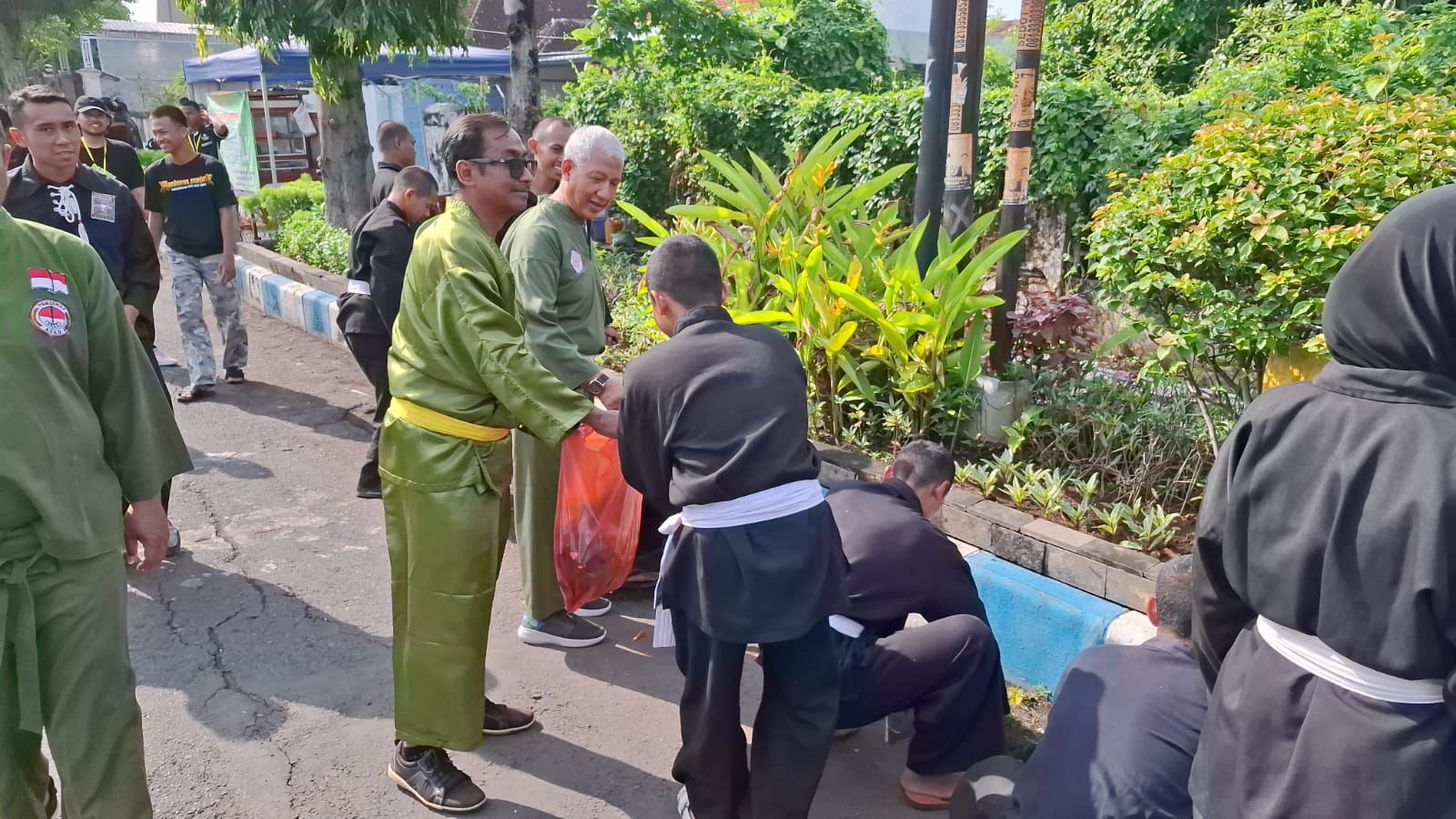 Kompak, Polres Pasuruan Kota Bersih - bersih Sampah Bersama Ratusan Pesilat dari Berbagai Perguruan