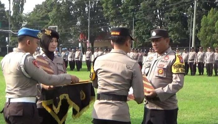 Dua Anggota Polres Bondowoso Mendapatkan Penghargaan Kapolres