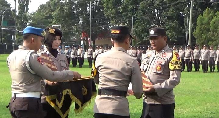 Dua Anggota Polres Bondowoso Mendapatkan Penghargaan Kapolres