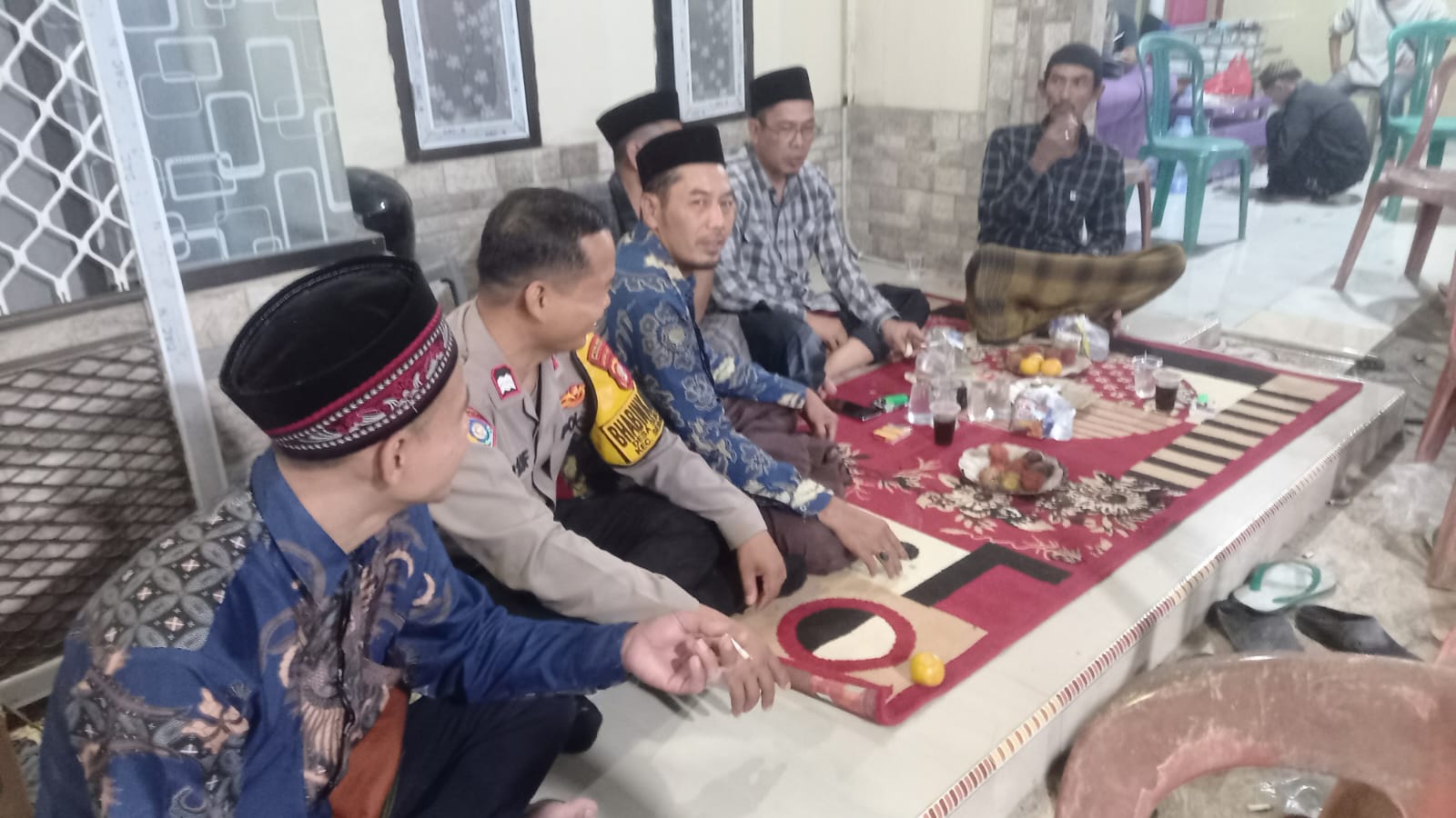 Turut Berdukacita, Anggota Polsek Serang Baru Hadiri Doa Bersama di Rumah Duka Ujang Bayu Sugara yang Meninggal Akibat Ditusuk Tetangganya