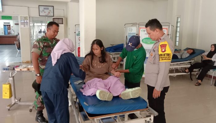 Polri Peduli, Melalui Bhabinkamtibmas Cibarusah Kota Dampingi Warga Sakit Ke Rumas Sakit