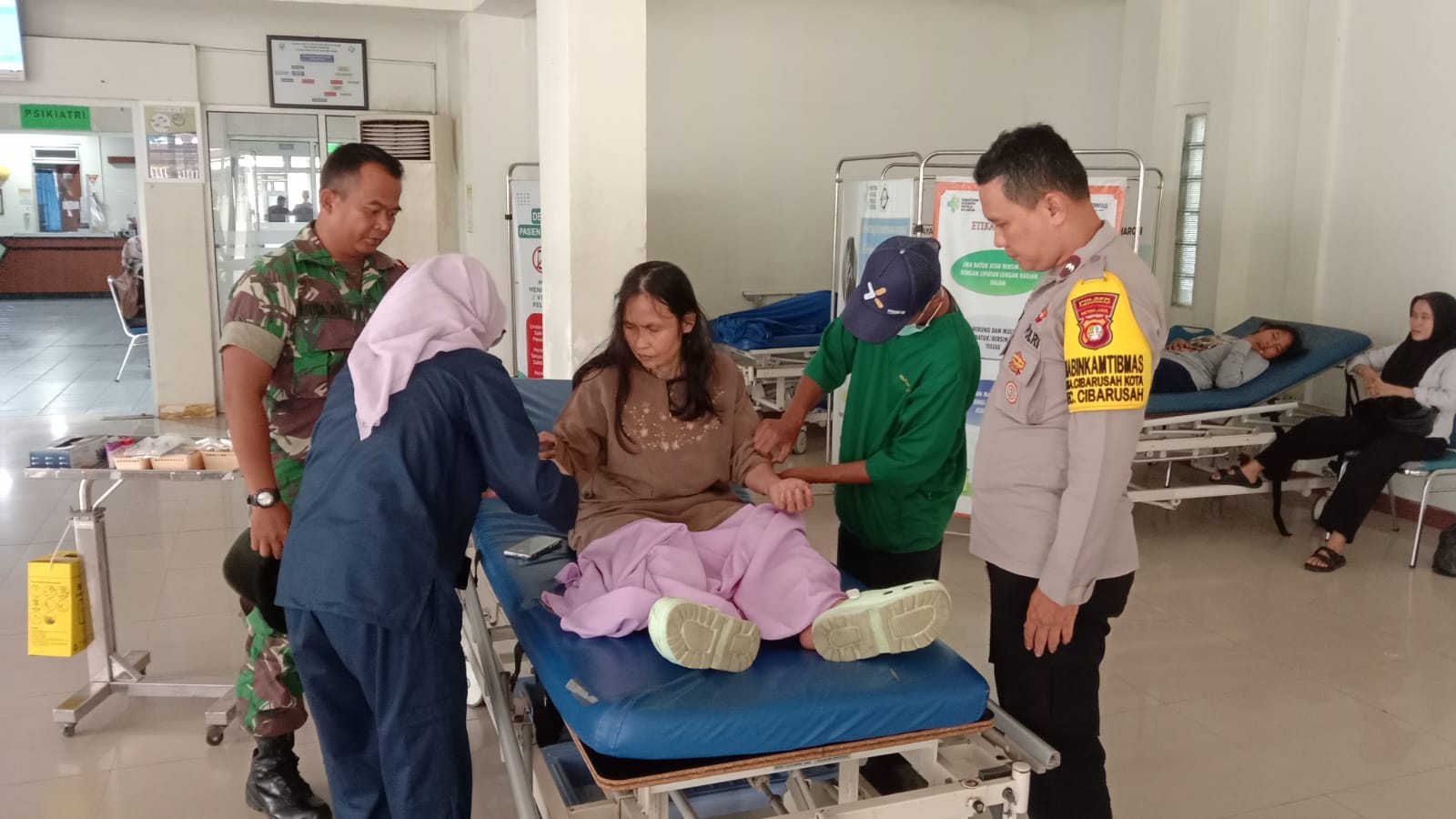 Polri Peduli, Melalui Bhabinkamtibmas Cibarusah Kota Dampingi Warga Sakit Ke Rumas Sakit