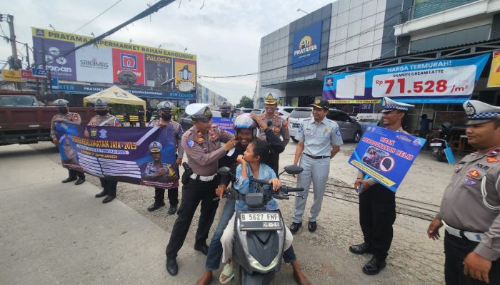 Bikin Deg-Degan, Pengendara Motor Terjaring Operasi Keselamatan Jaya 2025, Bukannya ditilang Malah dikasih Helm Sama Polisi