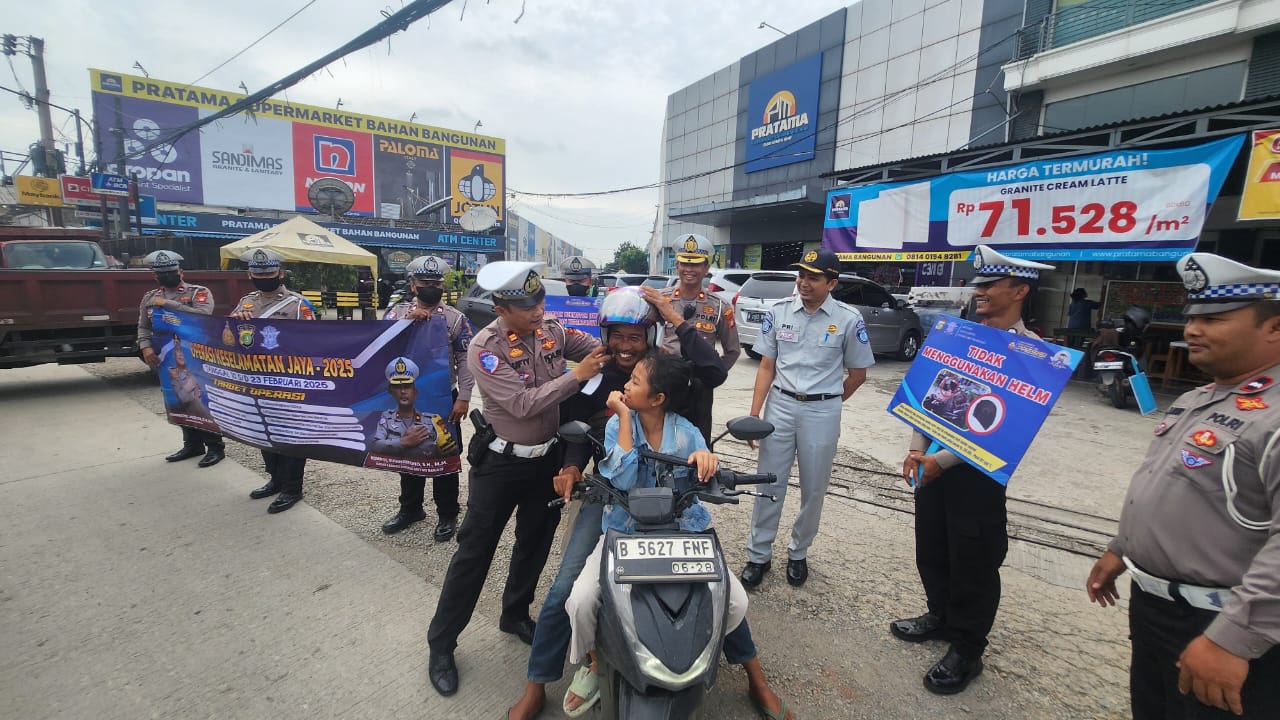 Bikin Deg-Degan, Pengendara Motor Terjaring Operasi Keselamatan Jaya 2025, Bukannya ditilang Malah dikasih Helm Sama Polisi