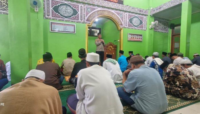 Kapolsek Serang Baru Giat Sholat Jum’at dan Sampaikan Pesan Kamtibmas Jelang Bulan Ramadhan