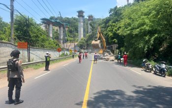 Kapolres Probolinggo Datangi Lokasi Pastikan Penyebab Jatuhnya Batu Besar di Jalan Raya Paiton