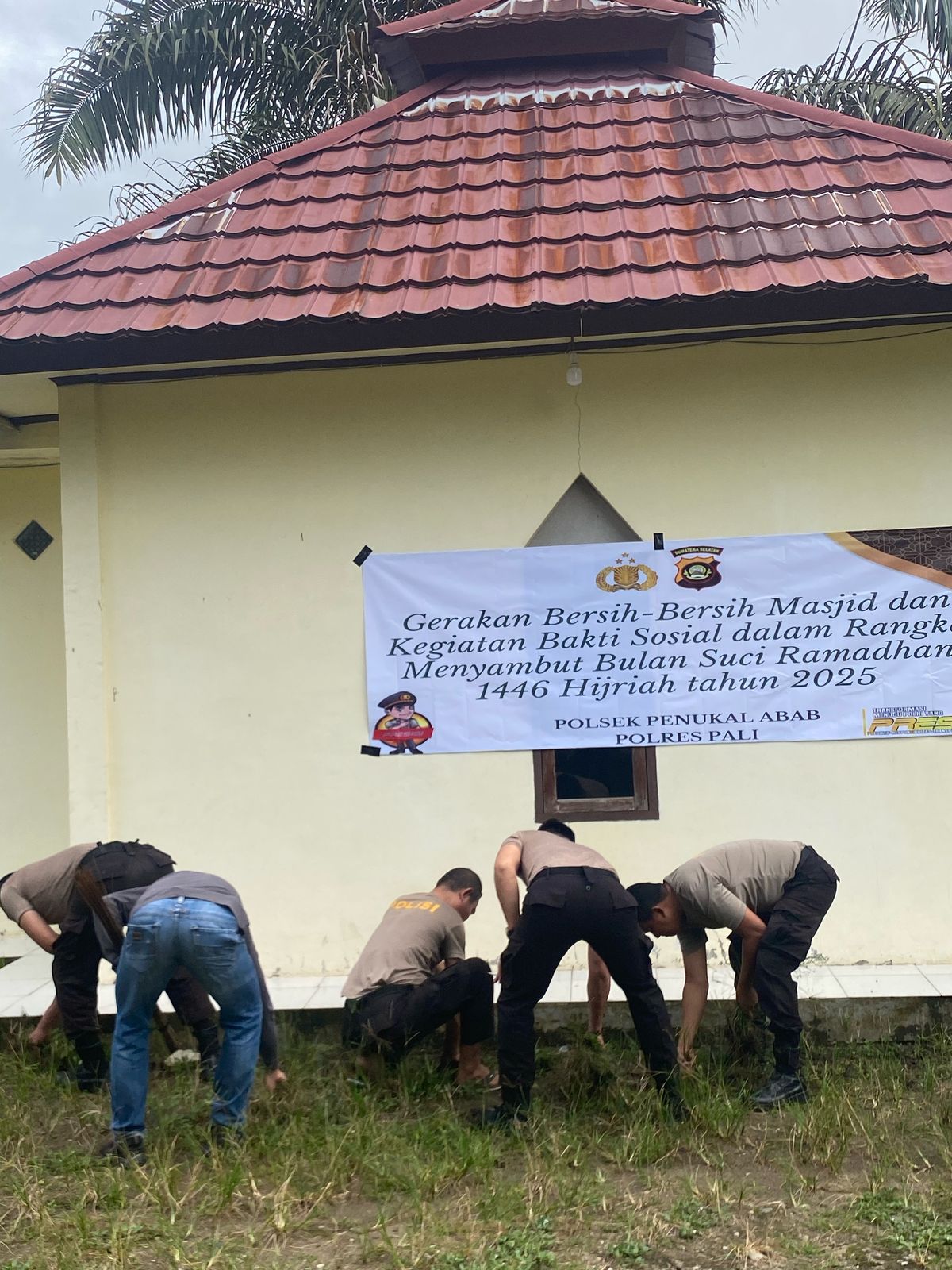 Menyambut Datangnya Bulan Suci Polsek Penukal Abab Gelar Aksi Bersih - Berssi