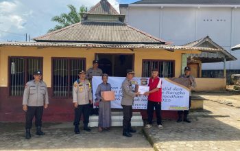 Kapolsek Penukal Abab AKP Dedy Kurnia, S.H., Bersama Anggota Turun Langsung ke Masyarakat Untuk Menyalurkan Bansos