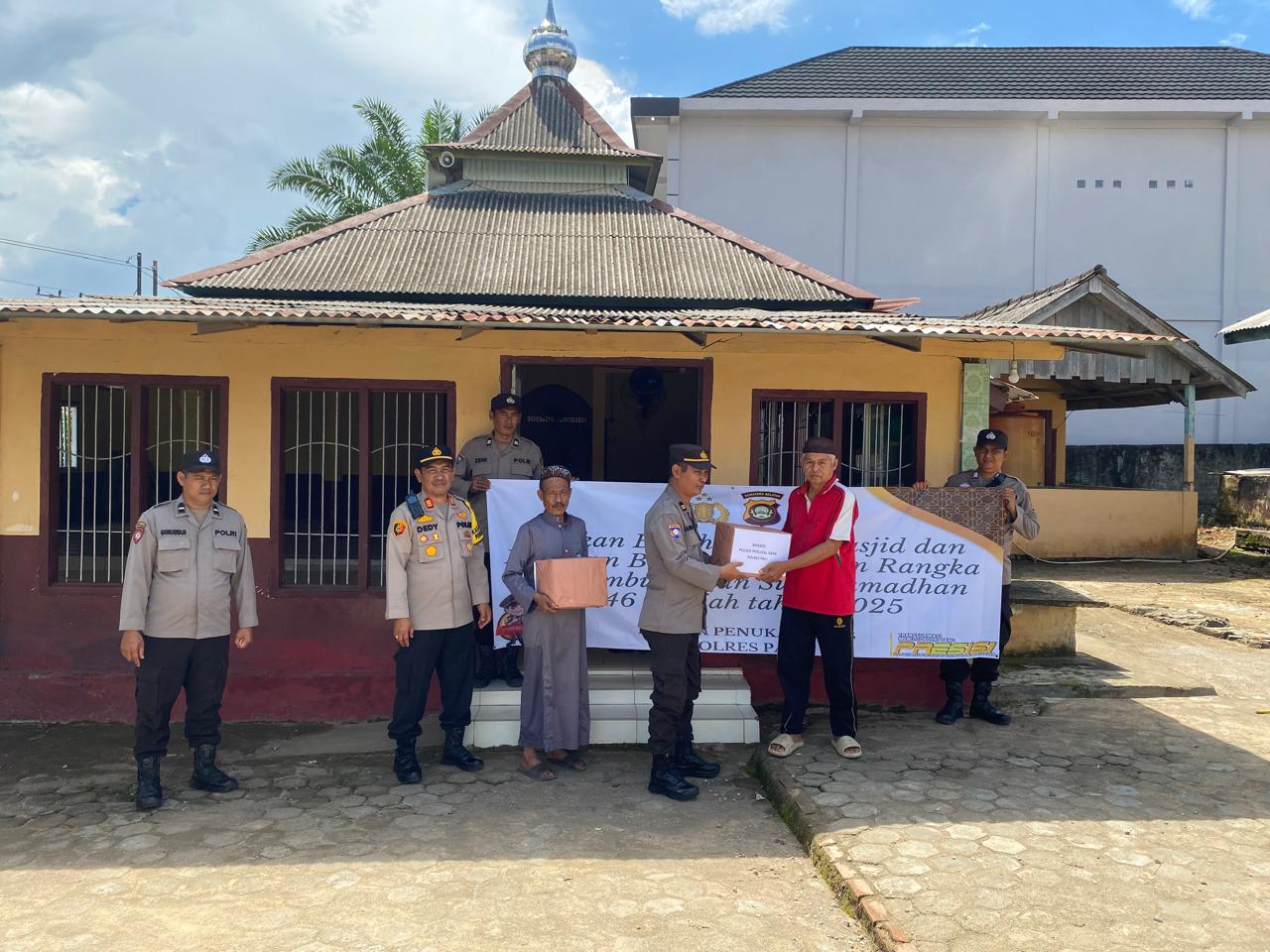 Kapolsek Penukal Abab AKP Dedy Kurnia, S.H., Bersama Anggota Turun Langsung ke Masyarakat Untuk Menyalurkan Bansos